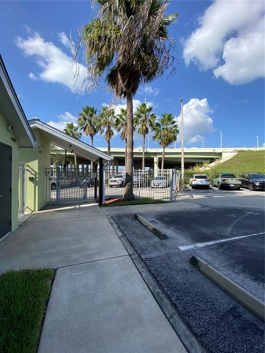 Active With Contract: $2,000 (1 beds, 1 baths, 897 Square Feet)