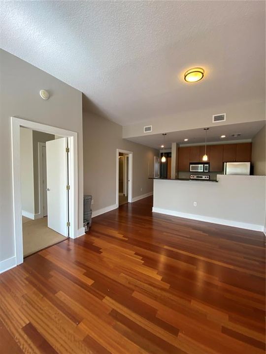 Active With Contract: $2,000 (1 beds, 1 baths, 897 Square Feet)