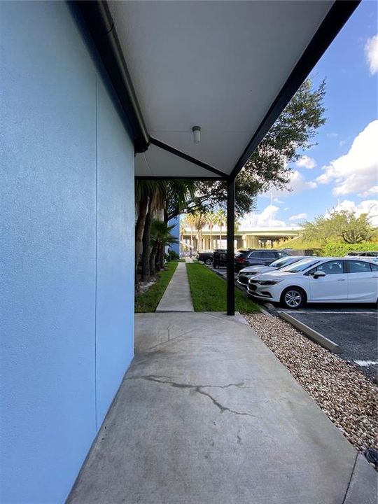 Active With Contract: $2,000 (1 beds, 1 baths, 897 Square Feet)