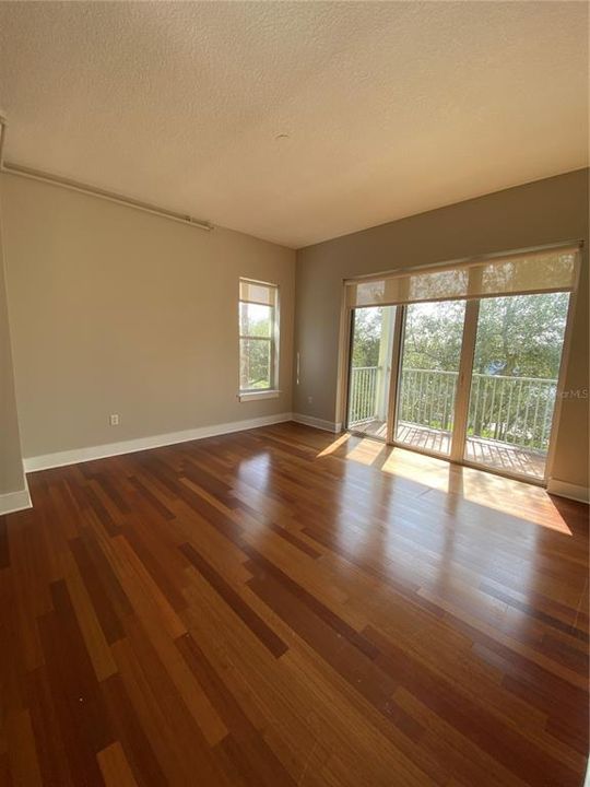 Active With Contract: $2,000 (1 beds, 1 baths, 897 Square Feet)