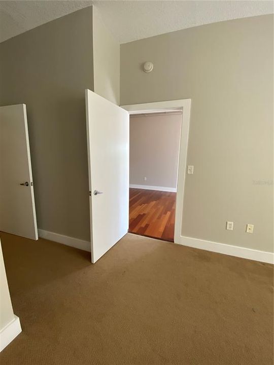 Active With Contract: $2,000 (1 beds, 1 baths, 897 Square Feet)