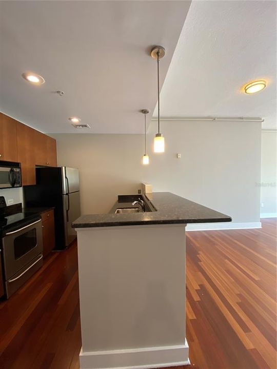 Active With Contract: $2,000 (1 beds, 1 baths, 897 Square Feet)