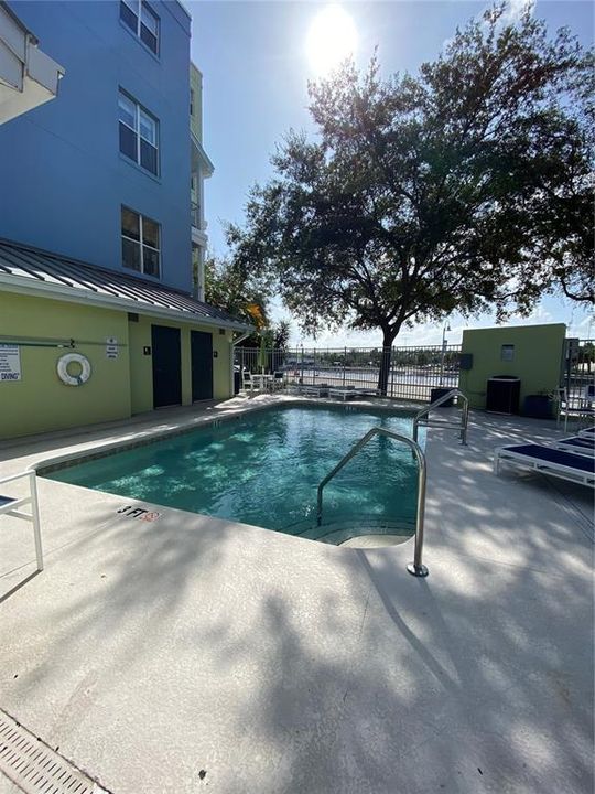 Active With Contract: $2,000 (1 beds, 1 baths, 897 Square Feet)