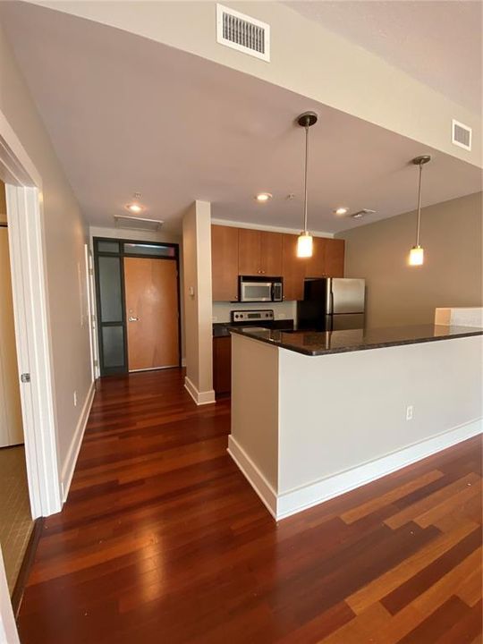 Active With Contract: $2,000 (1 beds, 1 baths, 897 Square Feet)