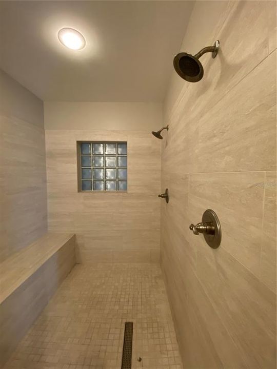 Active With Contract: $2,000 (1 beds, 1 baths, 897 Square Feet)