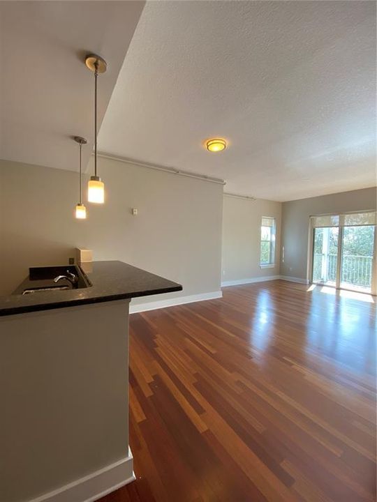Active With Contract: $2,000 (1 beds, 1 baths, 897 Square Feet)
