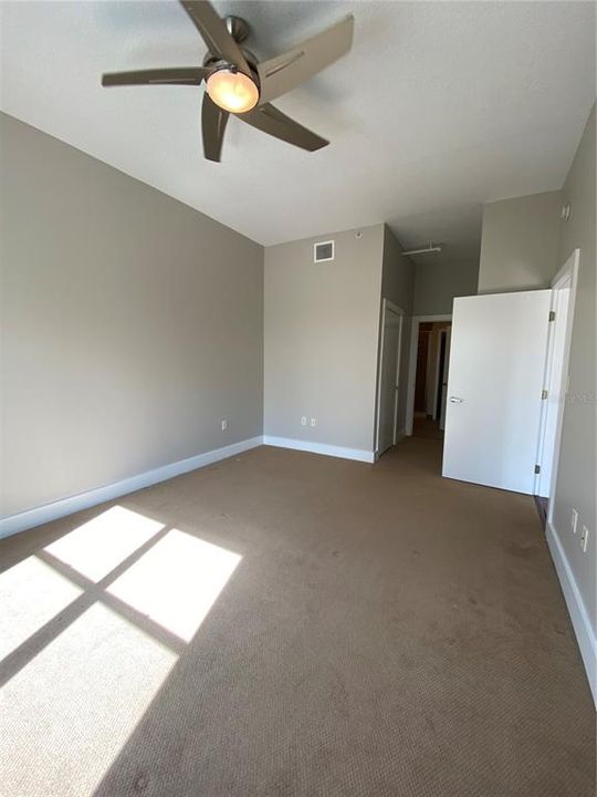 Active With Contract: $2,000 (1 beds, 1 baths, 897 Square Feet)
