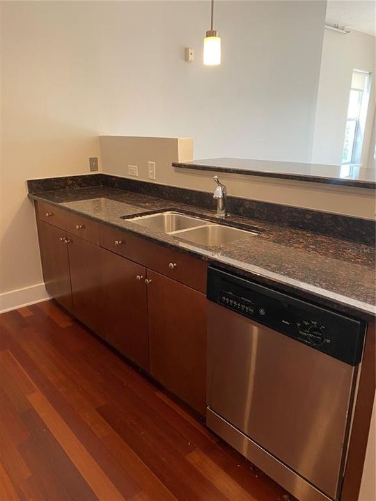 Active With Contract: $2,000 (1 beds, 1 baths, 897 Square Feet)