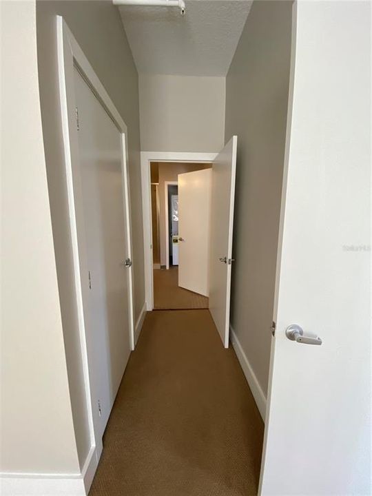 Active With Contract: $2,000 (1 beds, 1 baths, 897 Square Feet)