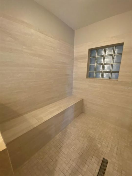 Active With Contract: $2,000 (1 beds, 1 baths, 897 Square Feet)