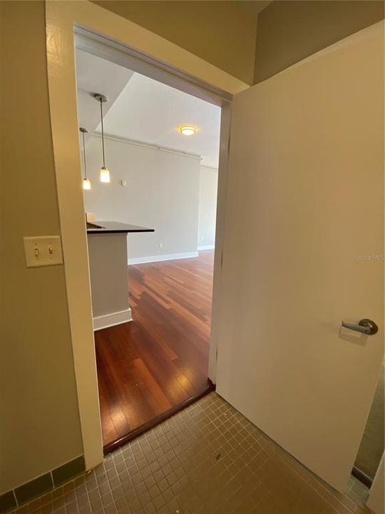 Active With Contract: $2,000 (1 beds, 1 baths, 897 Square Feet)