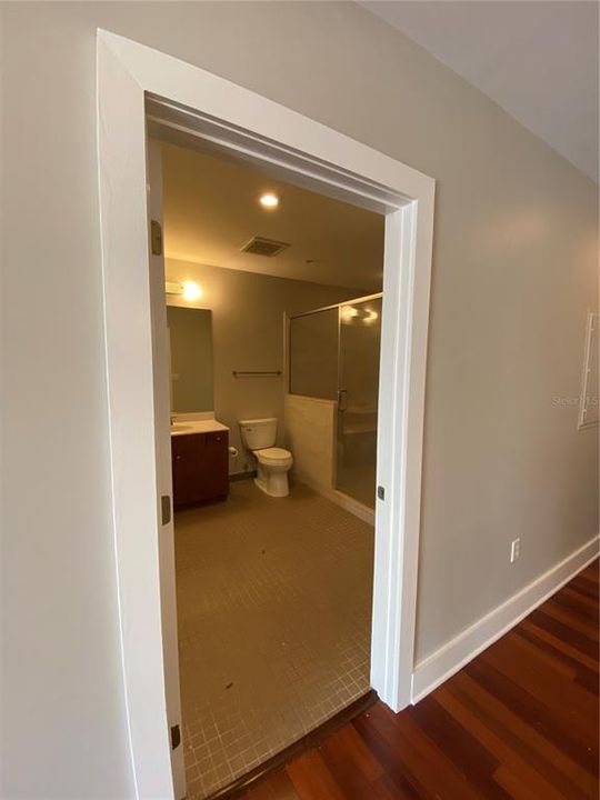 Active With Contract: $2,000 (1 beds, 1 baths, 897 Square Feet)