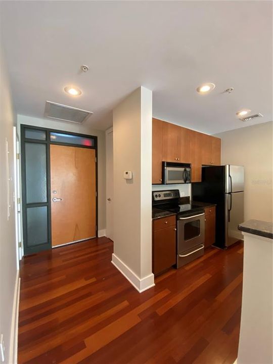Active With Contract: $2,000 (1 beds, 1 baths, 897 Square Feet)