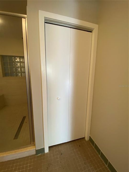 Active With Contract: $2,000 (1 beds, 1 baths, 897 Square Feet)