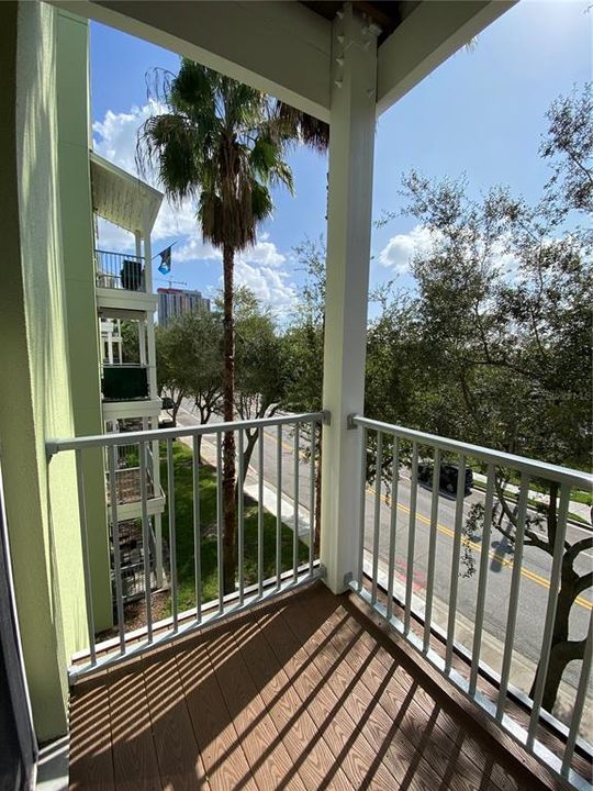 Active With Contract: $2,000 (1 beds, 1 baths, 897 Square Feet)