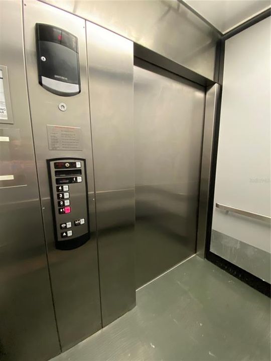 Active With Contract: $2,000 (1 beds, 1 baths, 897 Square Feet)