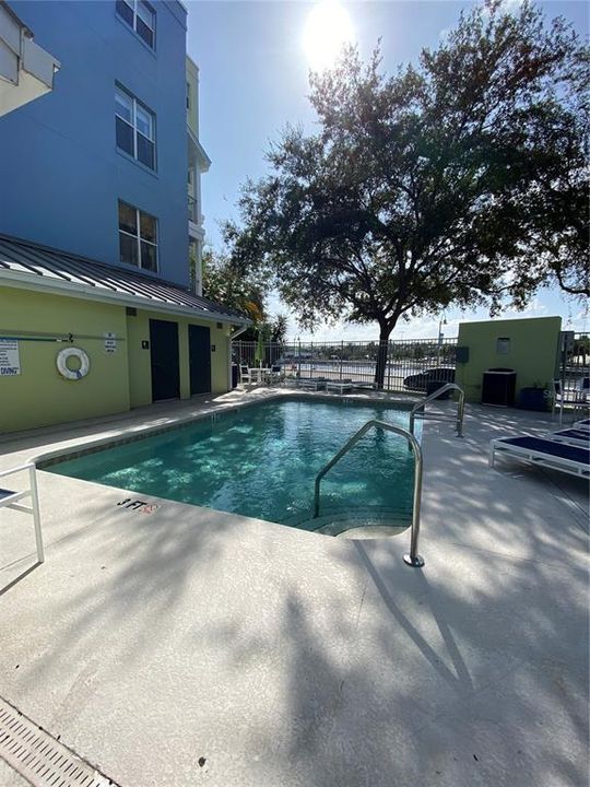 Active With Contract: $2,000 (1 beds, 1 baths, 897 Square Feet)