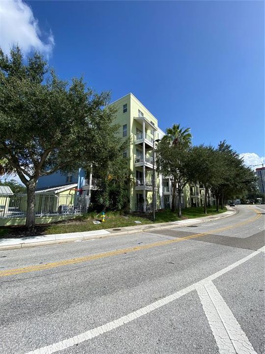 Active With Contract: $2,000 (1 beds, 1 baths, 897 Square Feet)