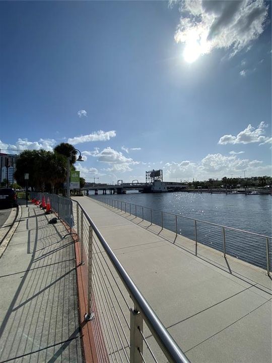 Active With Contract: $2,000 (1 beds, 1 baths, 897 Square Feet)