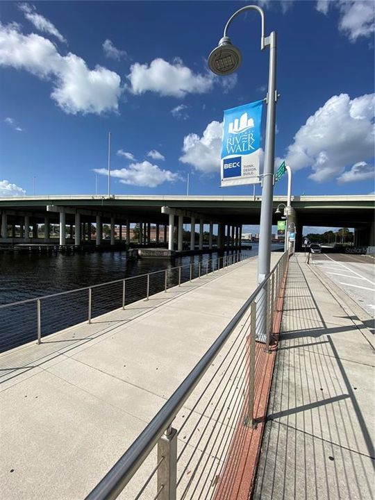 Active With Contract: $2,000 (1 beds, 1 baths, 897 Square Feet)