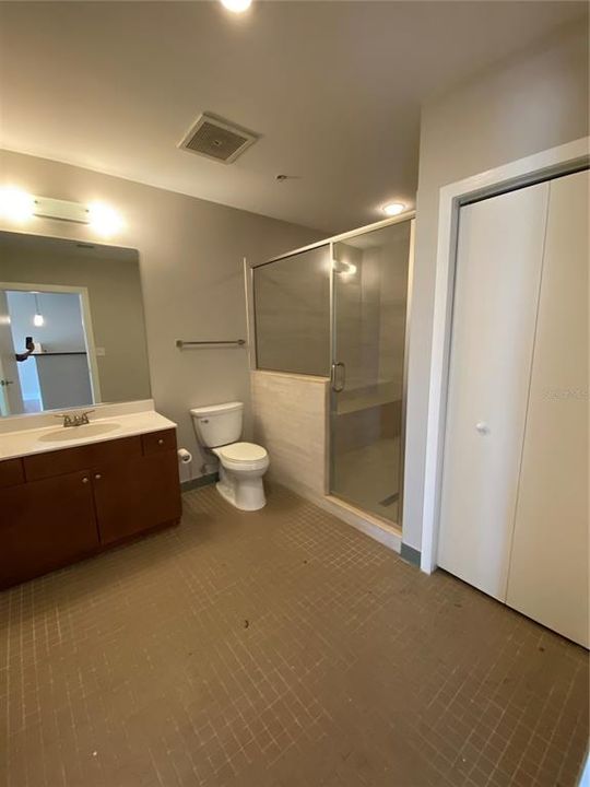 Active With Contract: $2,000 (1 beds, 1 baths, 897 Square Feet)