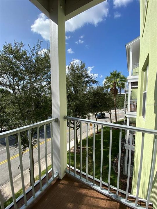 Active With Contract: $2,000 (1 beds, 1 baths, 897 Square Feet)