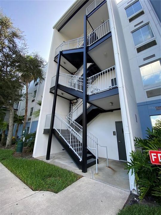 Active With Contract: $2,000 (1 beds, 1 baths, 897 Square Feet)
