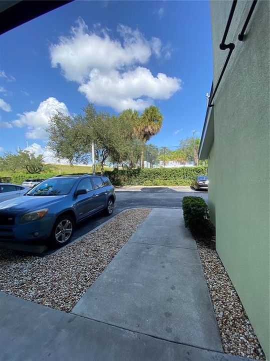 Active With Contract: $2,000 (1 beds, 1 baths, 897 Square Feet)