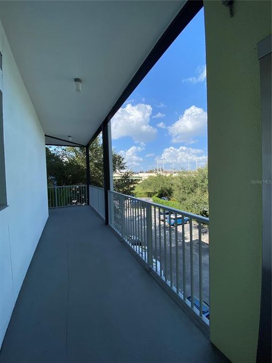 Active With Contract: $2,000 (1 beds, 1 baths, 897 Square Feet)