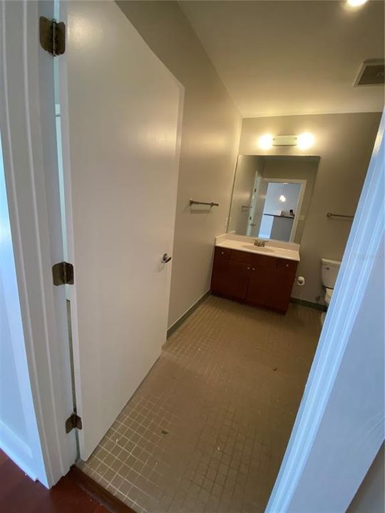 Active With Contract: $2,000 (1 beds, 1 baths, 897 Square Feet)