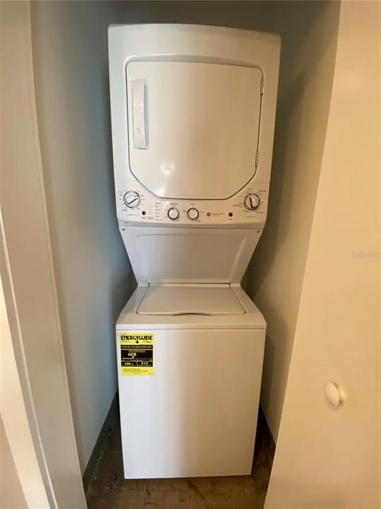 Active With Contract: $2,000 (1 beds, 1 baths, 897 Square Feet)