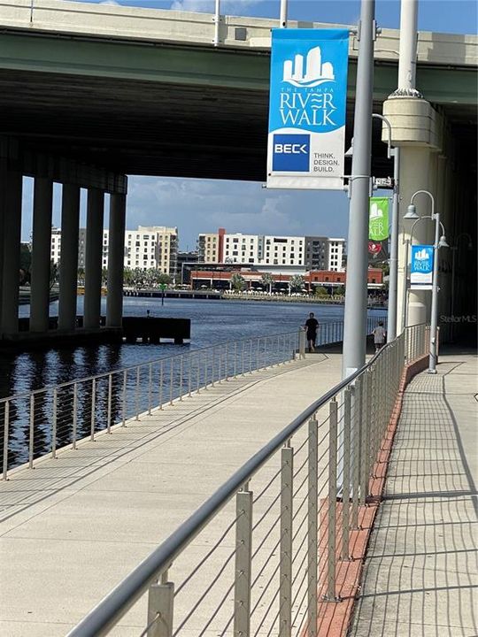 Active With Contract: $2,000 (1 beds, 1 baths, 897 Square Feet)