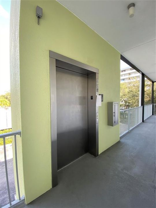 Active With Contract: $2,000 (1 beds, 1 baths, 897 Square Feet)