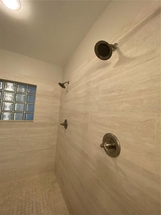 Active With Contract: $2,000 (1 beds, 1 baths, 897 Square Feet)