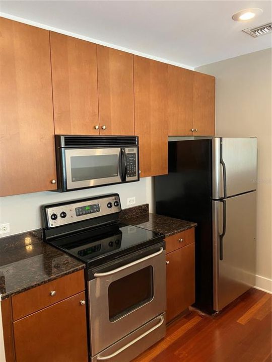 Active With Contract: $2,000 (1 beds, 1 baths, 897 Square Feet)