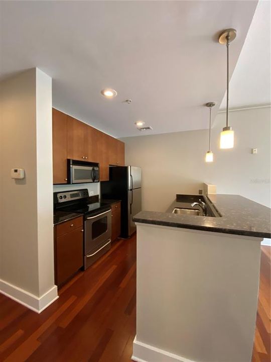 Active With Contract: $2,000 (1 beds, 1 baths, 897 Square Feet)