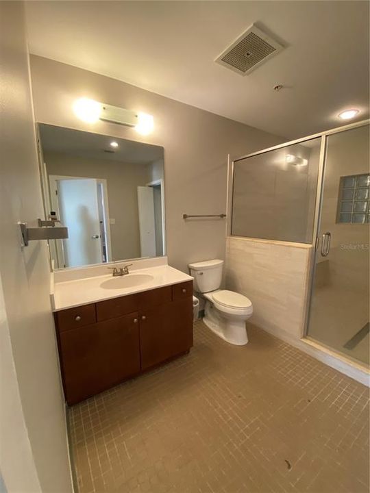 Active With Contract: $2,000 (1 beds, 1 baths, 897 Square Feet)