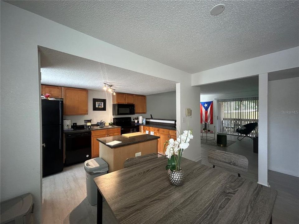 For Rent: $850 (2 beds, 2 baths, 1070 Square Feet)