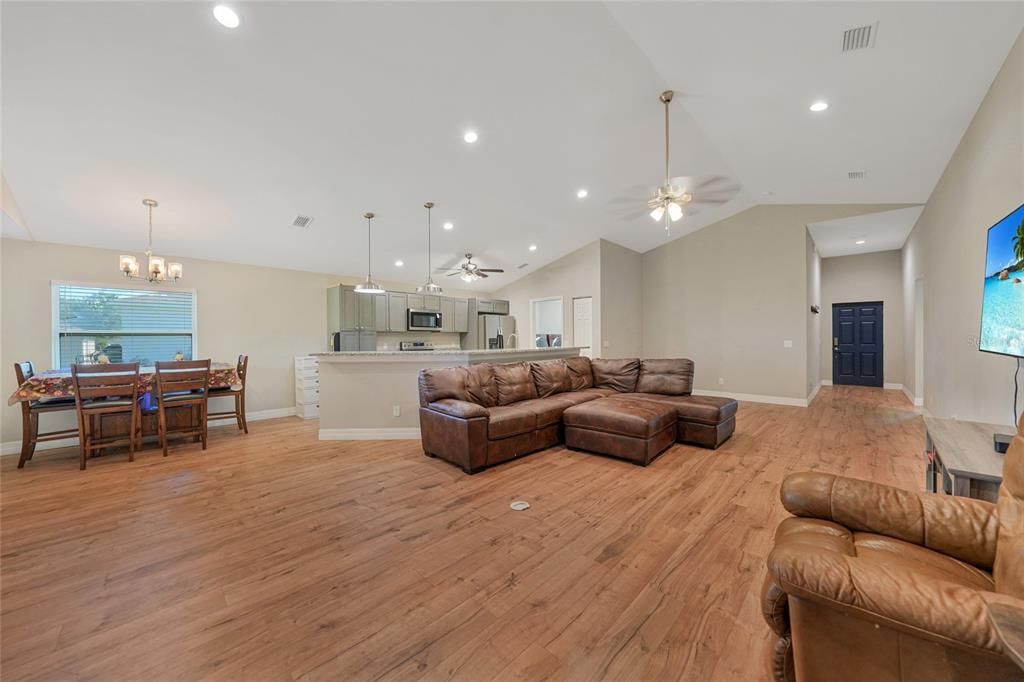 For Sale: $335,000 (3 beds, 2 baths, 1776 Square Feet)