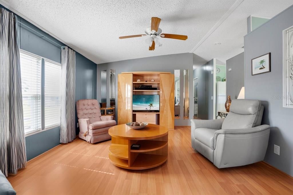 На продажу: $129,900 (2 спален, 2 ванн, 1006 Квадратных фут)