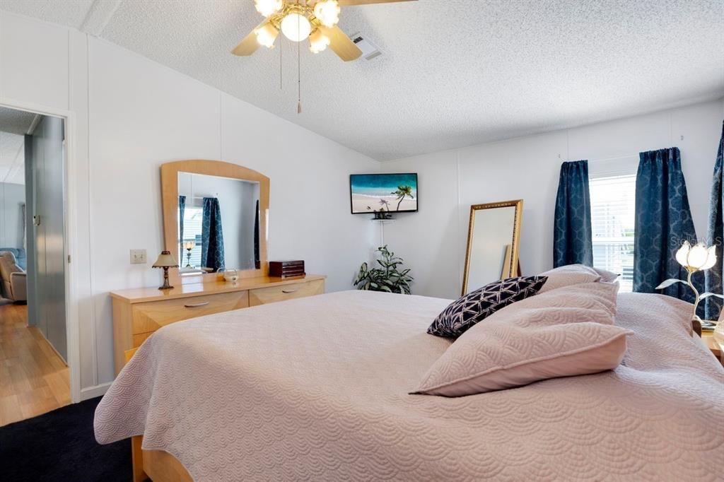 На продажу: $129,900 (2 спален, 2 ванн, 1006 Квадратных фут)