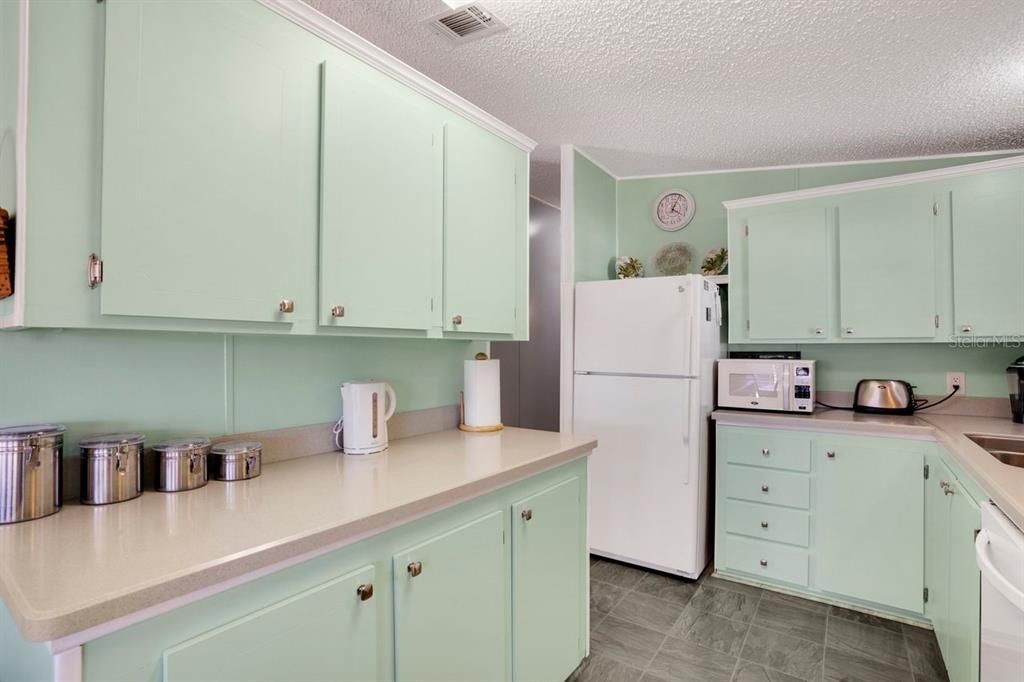 На продажу: $129,900 (2 спален, 2 ванн, 1006 Квадратных фут)