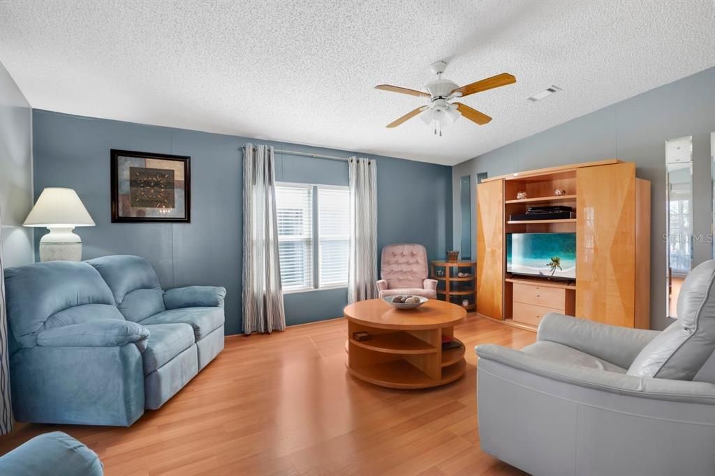 На продажу: $129,900 (2 спален, 2 ванн, 1006 Квадратных фут)