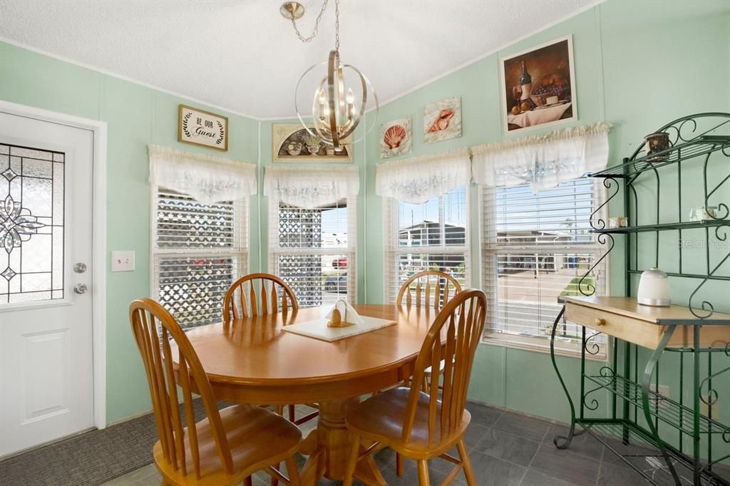 На продажу: $129,900 (2 спален, 2 ванн, 1006 Квадратных фут)