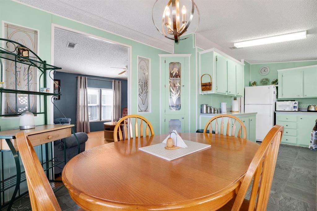 На продажу: $129,900 (2 спален, 2 ванн, 1006 Квадратных фут)