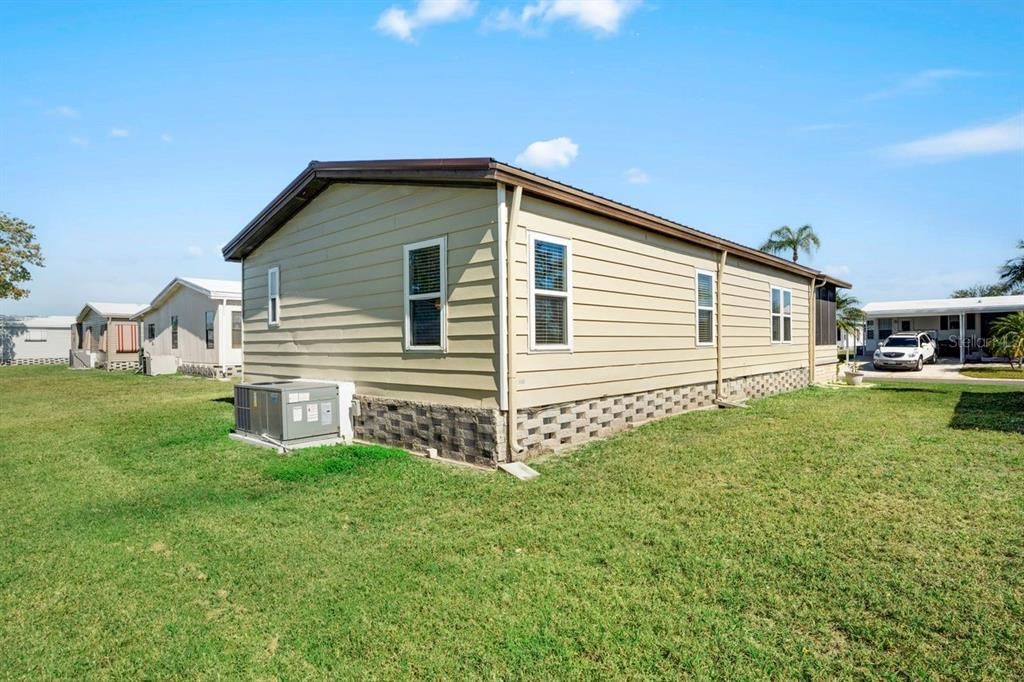 На продажу: $129,900 (2 спален, 2 ванн, 1006 Квадратных фут)