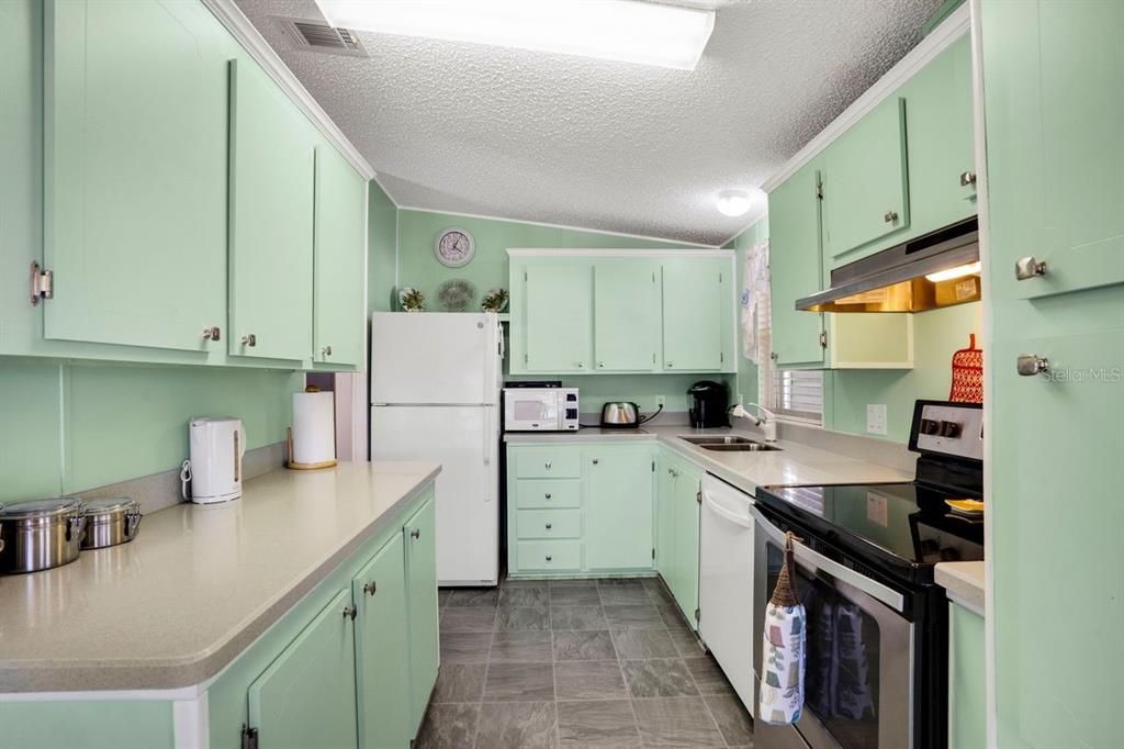 На продажу: $129,900 (2 спален, 2 ванн, 1006 Квадратных фут)