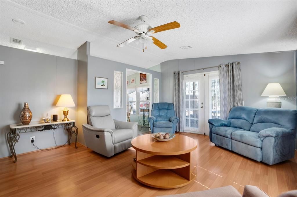 На продажу: $129,900 (2 спален, 2 ванн, 1006 Квадратных фут)