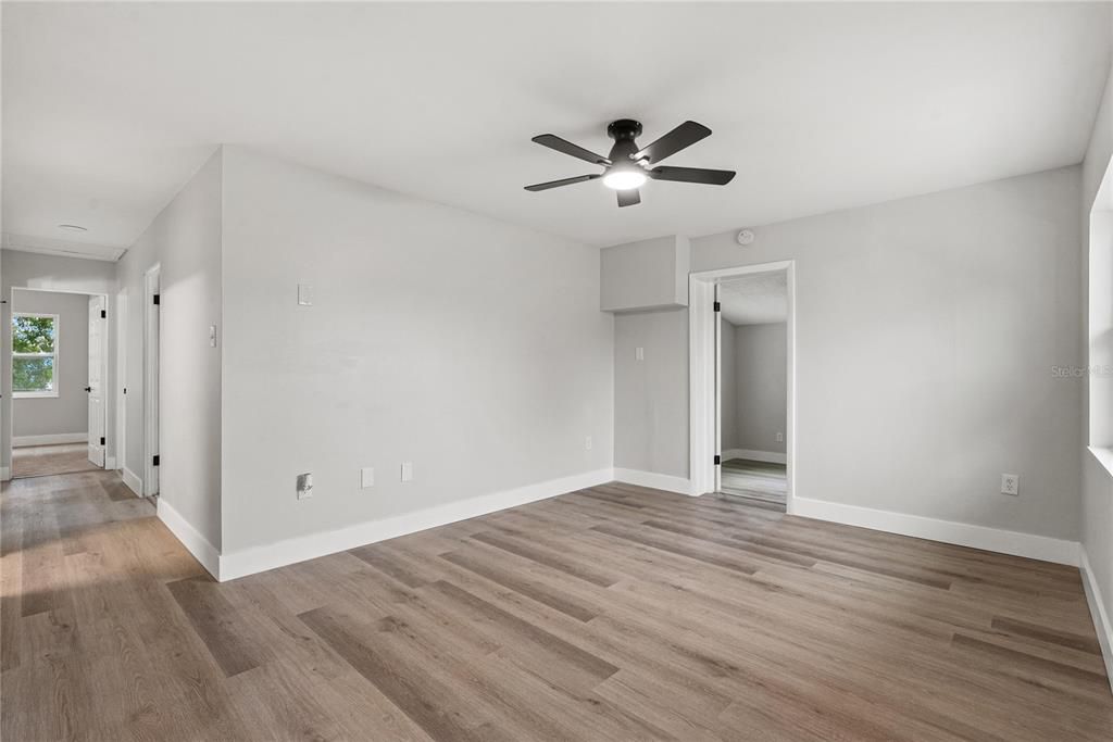 合同活跃: $339,999 (4 贝兹, 2 浴室, 1121 平方英尺)