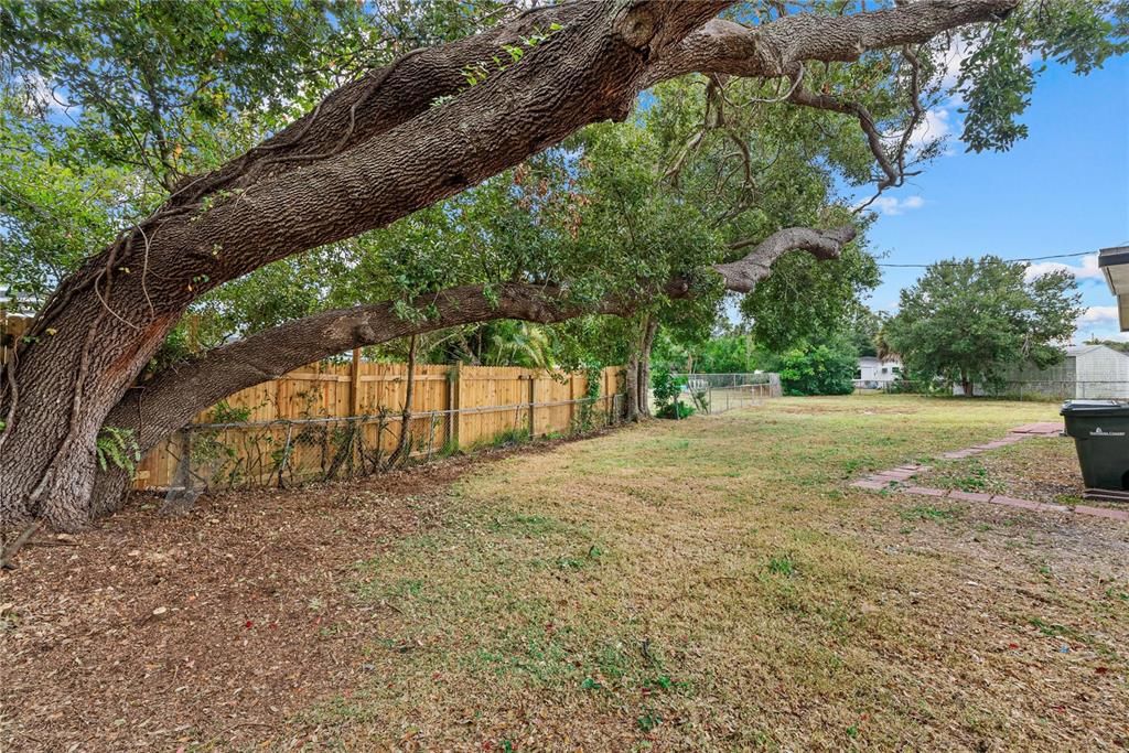 合同活跃: $339,999 (4 贝兹, 2 浴室, 1121 平方英尺)